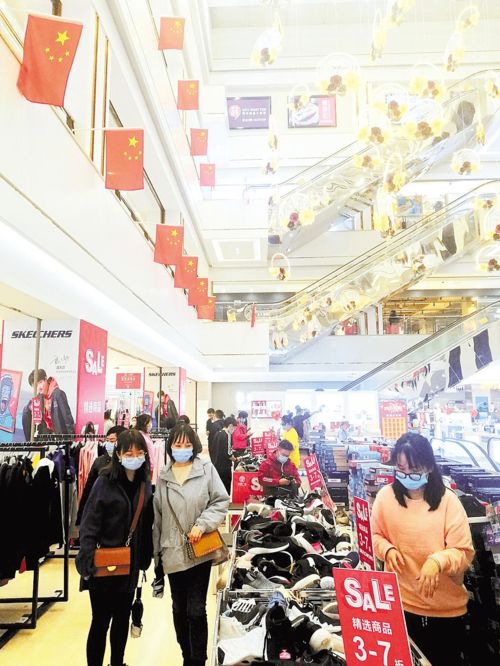 湖北消費強勢回暖 零售餐飲住宿營收飆升九成，鞋帽零售領(lǐng)跑復(fù)蘇